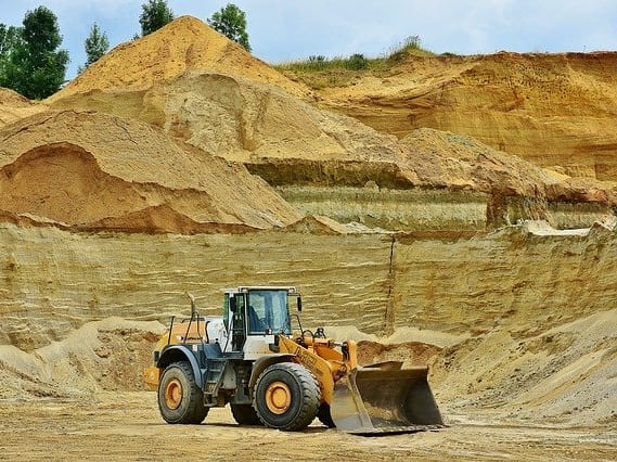 Caracterización química de productos minerales mediante técnicas analíticas avanzadas para cualificar y cuantificar materiales.